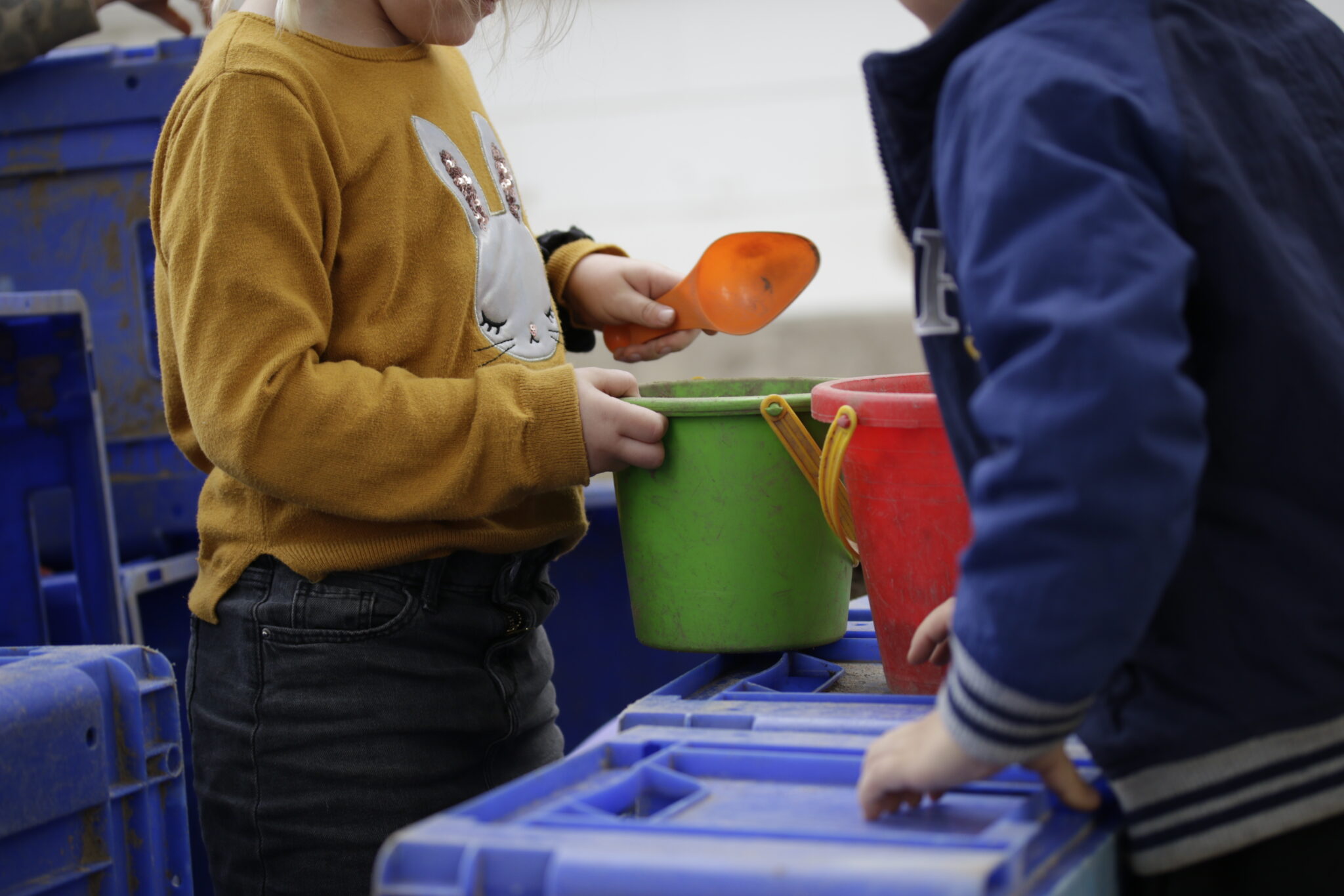 Barn leker utomhus på Förskolan Framtiden i Lund.